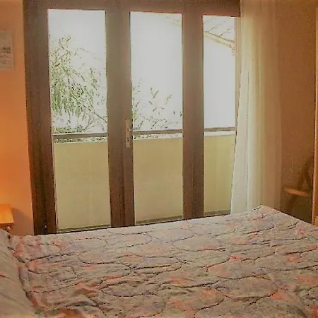 Apartment F2 Avec Balcon, 200m Des Cures, Proche Commerces, Equipe, Charges En Sus - Fr-1-703-76